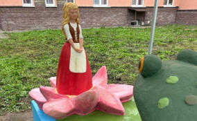 В Приозерске отреставрировали памятник «Дюймовочка и жаба»