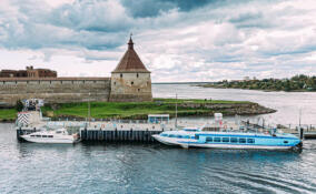 В Неве в районе Шлиссельбурга теплоход сел на мель