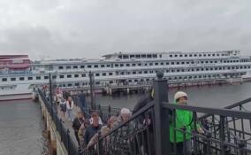 К причалу музея-панорамы «Прорыв блокады Ленинграда» пришвартовался крупный круизный теплоход