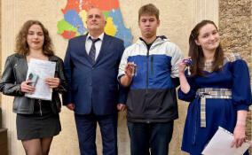 Детям-сиротам из Всеволожского района выдали ключи еще от трех квартир