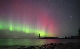 Красно-зеленые огни Авроры окрасили небо над Ладогой