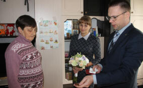 Матери погибшего участника СВО вручили его медаль в Лодейнопольском районе