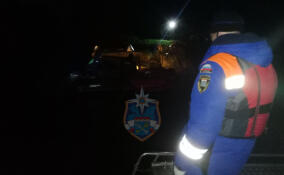 Трое рыбаков на лодке застряли на Ладожском озере