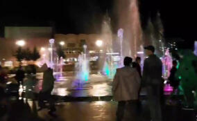 Фонтан на площади Тосно завершил сезон праздничным концертом