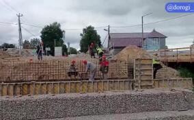 В деревне Порицы ремонтируют мост через Славянку