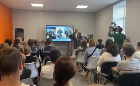 В Гатчине более 50 школьников и студентов пообщались с ветераном СВО