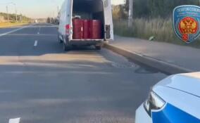 Более 1700 литров нелегального спиртного перевозили в грузовике в Петербурге