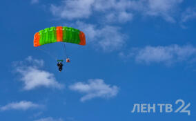 Двое ветеранов СВО прыгнули с парашютом под Гатчиной