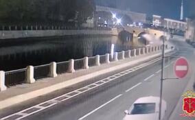 Иномарка улетела в Фонтанку в Петербурге: погибла женщина