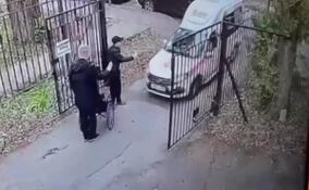 В Новом Девяткино агрессивный мужчина на авто пытался проникнуть в наркодиспансер