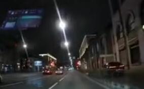 Водитель BMW устроил заезд по тротуару на Стачек в Петербурге