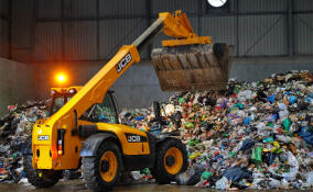 «Дачный сезон закончился, жалобы остались»: Александр Дрозденко возмутился из-за проблем с вывозом мусора в Кировском районе