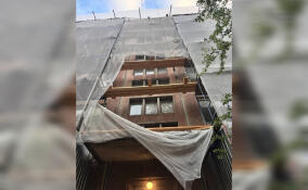 Со строительных лесов в Петербурге упал рабочий