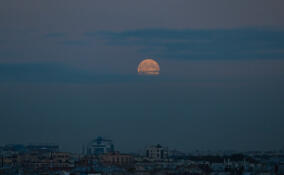 Яркое суперлуние украсило небо над Петербургом и Ленобластью