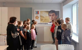 В школе в Лужском районе появился мурал с портретом Героя России Магомеда Нурбагандова