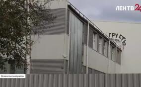 В Сертолово законсервировали заброшенное здание у въезда в город