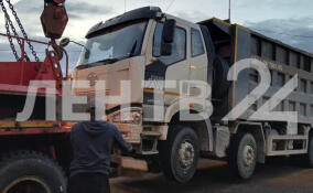 В Ленобласти водитель самосвала сбежал от Ространснадзора, бросив автомобиль и документы