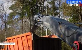 На участке в пять километров в сторону деревни Порхово начали укладывать первый слой асфальта