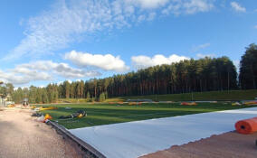 На строящемся стадионе в Подпорожье монтируют мачты освещения