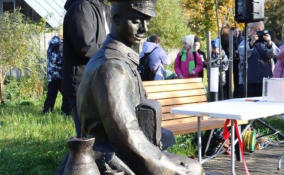 В Новой Ладоге открыли благоустроенный Почтовый сквер