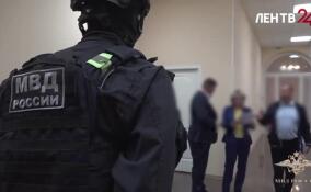 В Петербурге полицейские задержали мошенников, которые наживались на добровольцах, решивших служить в зоне СВО