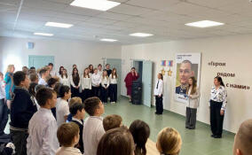 В пяти школах Ленобласти открыли муралы в честь героев