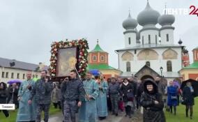 В Тихвине прошла традиционная торжественная церемония перенесения иконы Пресвятой Богородицы