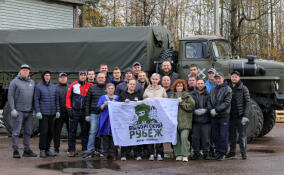 Три КАМАЗа с гуманитарным грузом отправили на передовую из Выборгского района