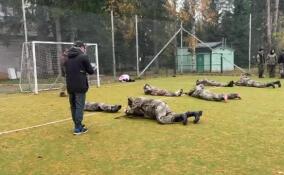 Студентки и школьницы Ленобласти участвуют в военно-патриотических занятиях в Рощино