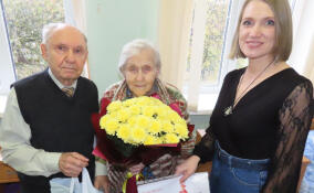 В Сланцах труженик тыла Клавдия Ефимова отпраздновала 95-летие