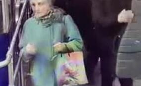 Эскалатор на «Гостином дворе» остановился из-за застрявшей в механизме куртки