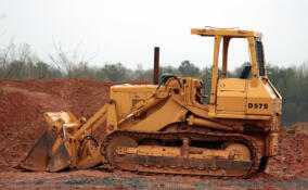 Машиниста экскаватора осудили за наезд на рабочего в Усть-Луге