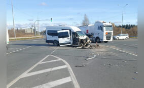 Автокран и автобус столкнулись на трассе «Нарва»