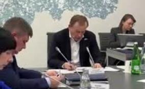 Глава Ленобласти поручил очистить контейнерные площадки от залежей постороннего мусора