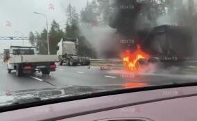 Горящий прицеп фуры заметили на трассе «Скандинавия» в Ленобласти