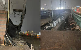 На Ладожском вокзале в Петербурге обрушилась часть крыши парковки