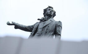 В Петербурге реставрируют памятник Пушкину на площади Искусств