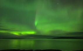 Ярко-зеленое северное сияние наблюдали на берегу Ладоги