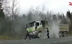 В Тосненском районе инспекторы ДПС не дали грузовику загореться