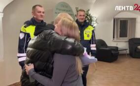 Петербургские патрульные ДПС поздравили семью с рождением ребенка