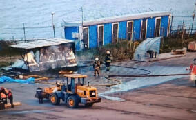 В порту Усть-Луга вспыхнула бытовка: прокуратура ведет проверку