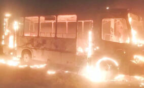 Пожар уничтожил пассажирский автобус в поселке Дзержинского