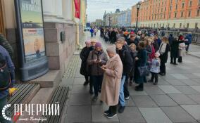 У Русского музея собрались очереди на выставки Куинджи и «Авангард»