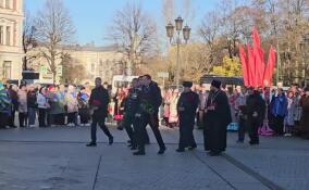 Глава Ленобласти возложил цветы к стеле «Город воинской славы» в Выборге