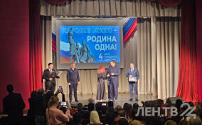 Александр Дрозденко вручил паспорта пяти юным жителям Выборга