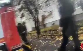 В Приморском районе Петербурга полицейские спасли мужчину от падения с балкона 7 этажа