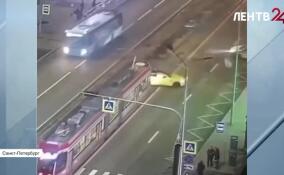 Полицейские выясняют обстоятельства ДТП около станции метро «Площадь Мужества»