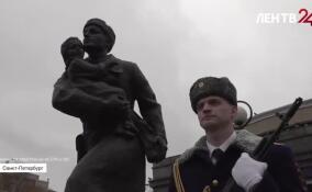 В Петербурге полицейские возложили цветы к памятнику сотрудникам милиции, погибшим в годы блокады Ленинграда