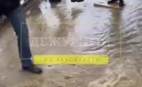 У станции метро «Девяткино» в Мурино прорвало трубу