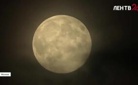 Охотничья Луна озарила небо над столицей России